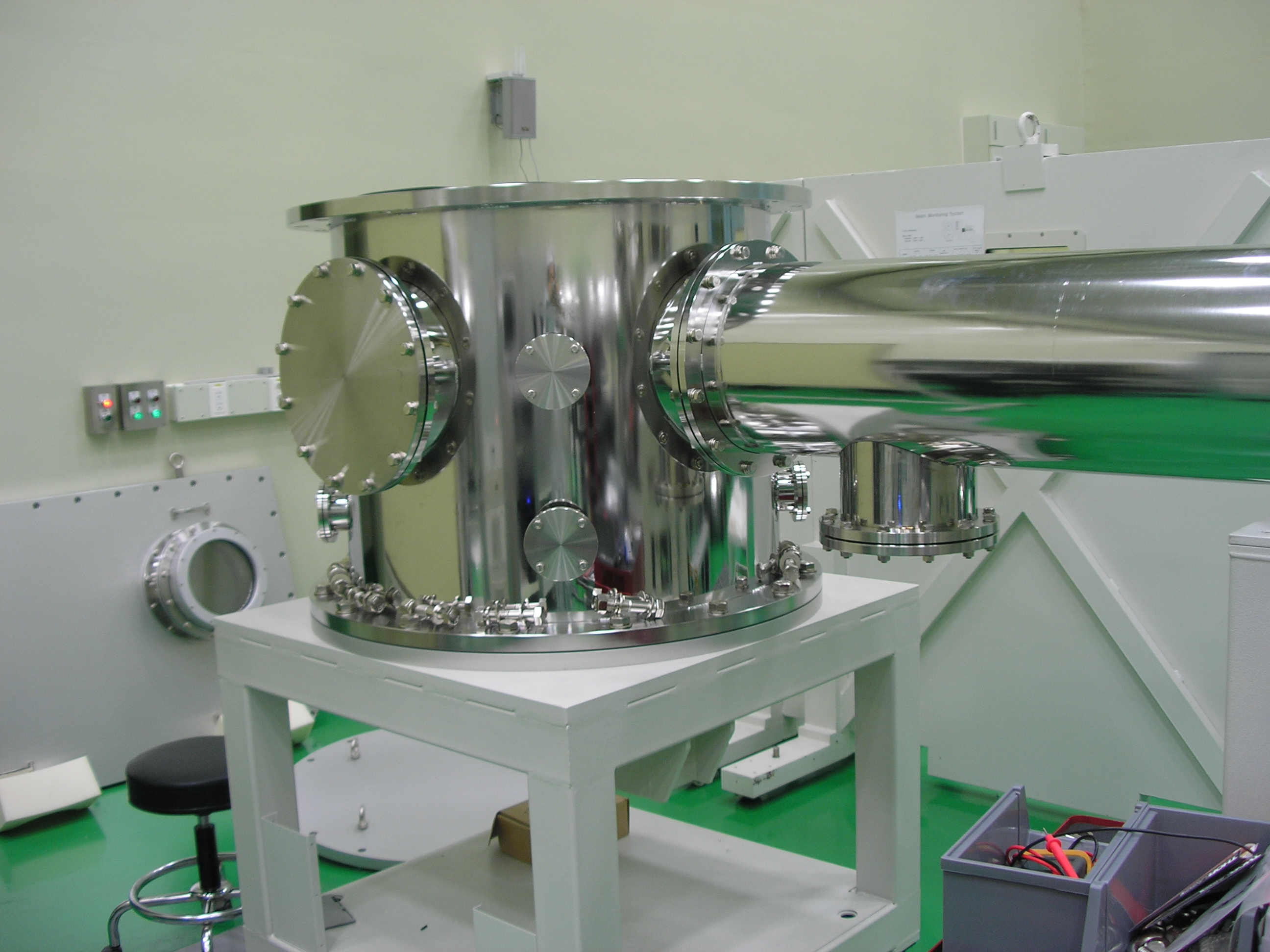 Long focal length vacuum chamber