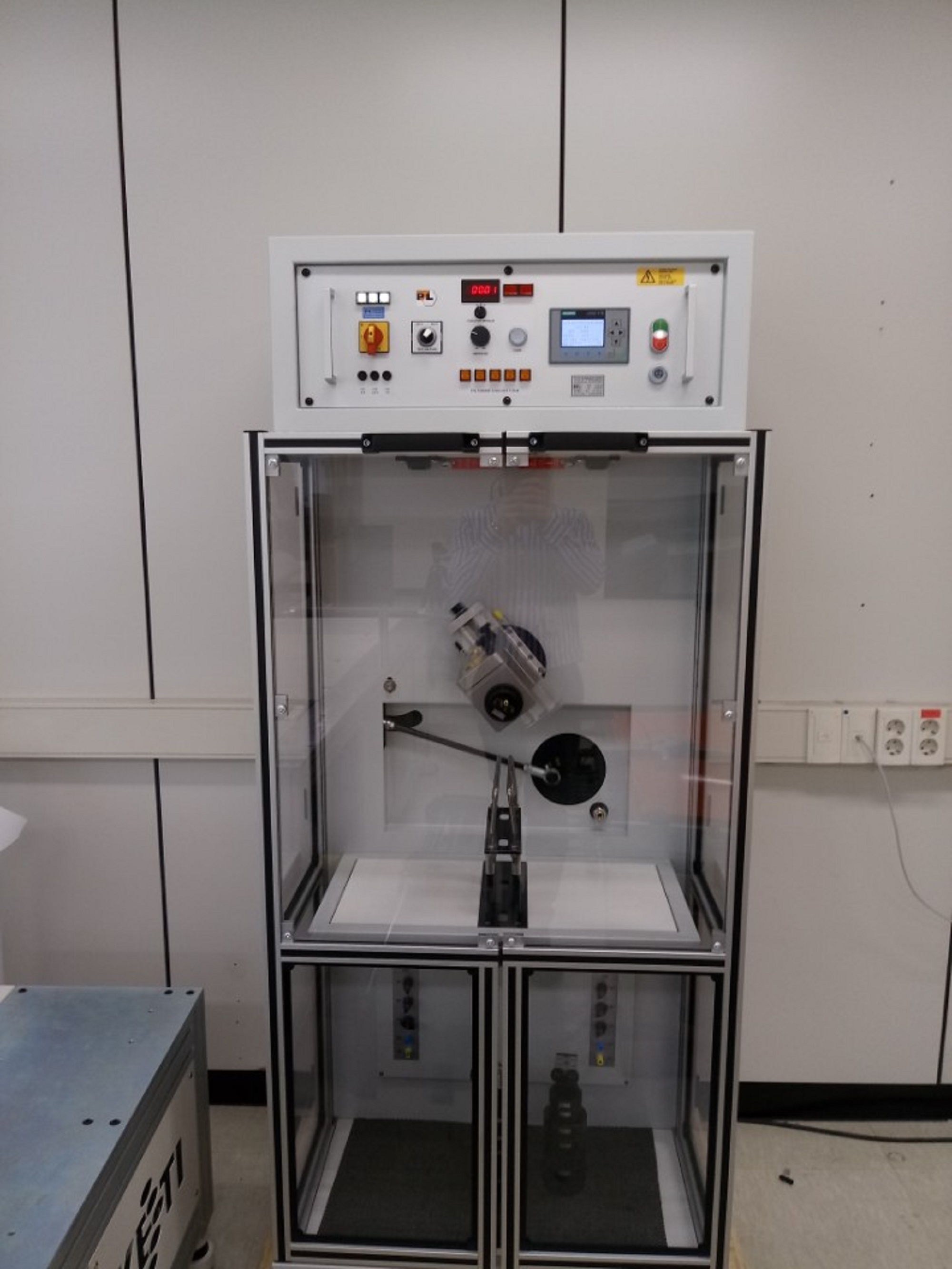 Flexing test apparatus