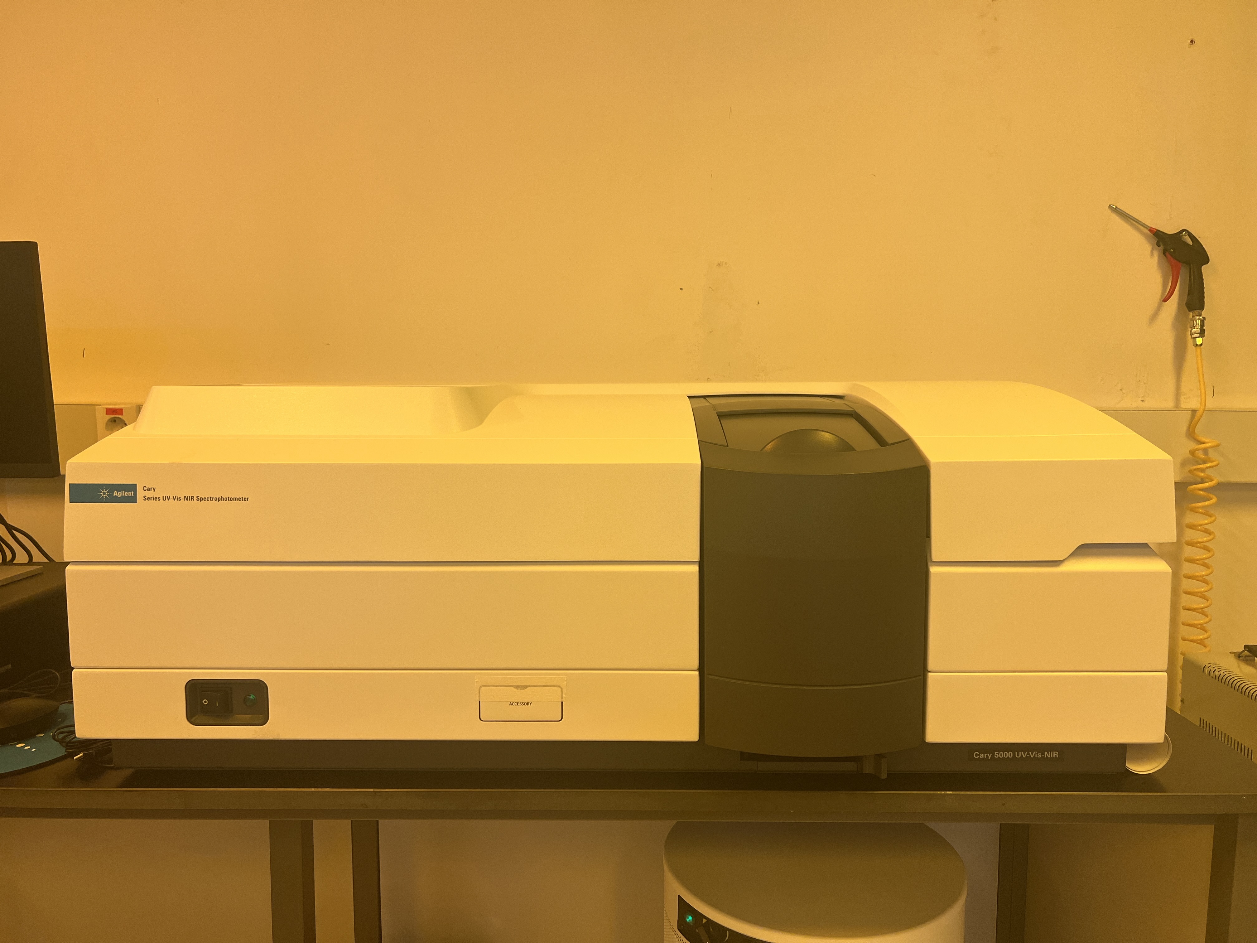 가변각 분산도 측정기(UV-Vis-NIR spectrometer)